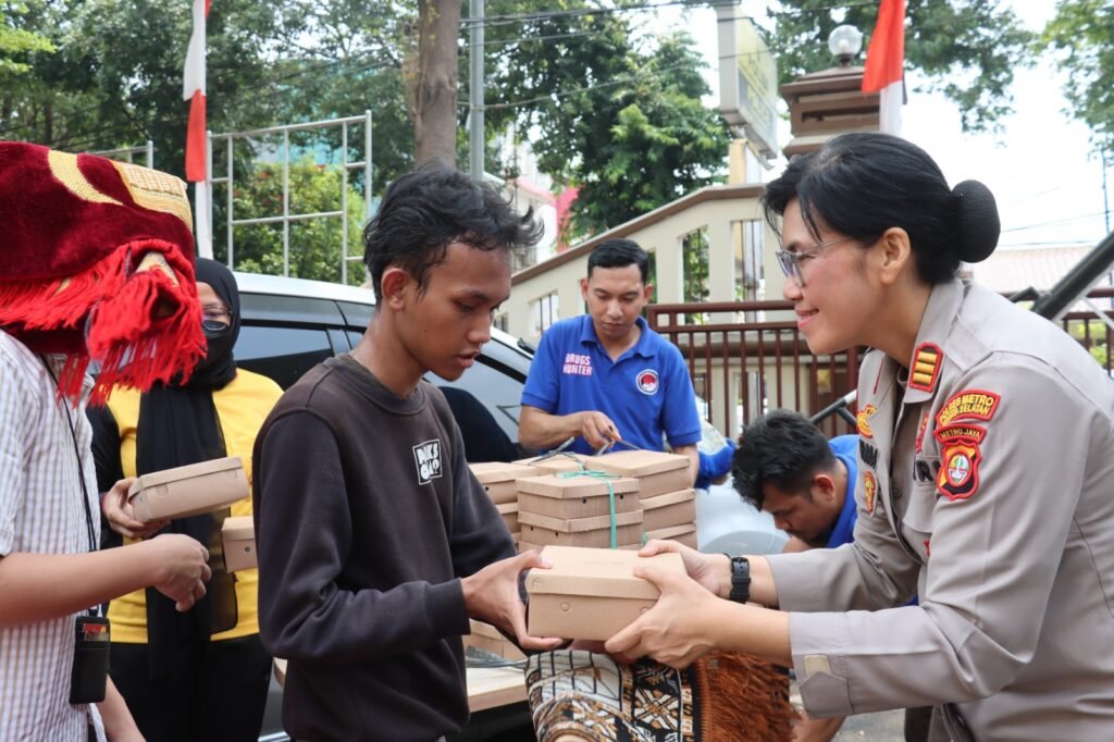 Polwan Polres Metro Jakarta Selatan Bagikan 400 Paket Makanan Siap Saji untuk Jemaah Sholat Jumat - Teropong Rakyat