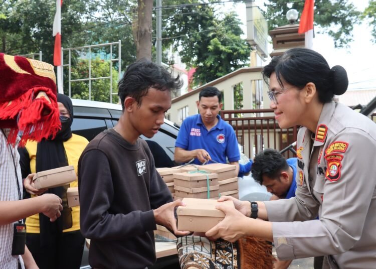 Polwan Polres Metro Jakarta Selatan Bagikan 400 Paket Makanan Siap Saji untuk Jemaah Sholat Jumat - TeropongRakyat.co