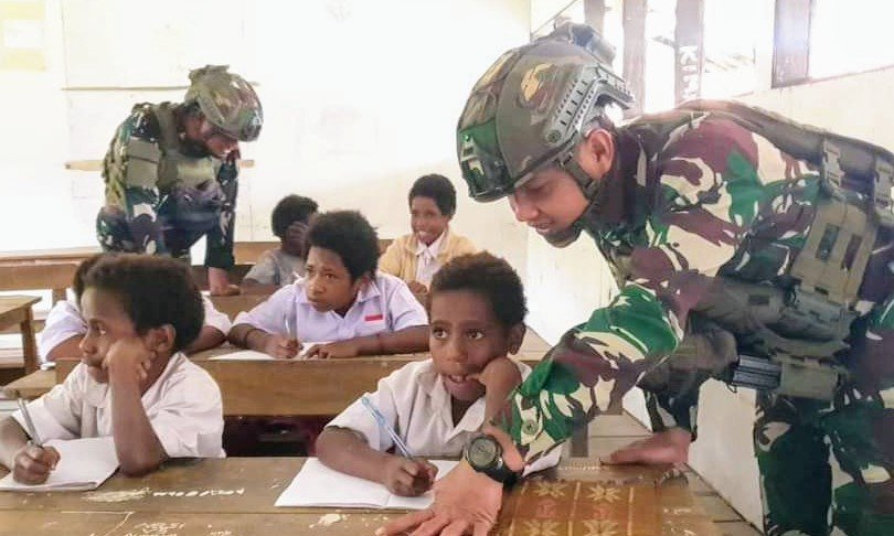 Satgas Yonif 323 Buaya Putih Peduli Pendidikan di Pedalaman Papua - TeropongRakyat.co