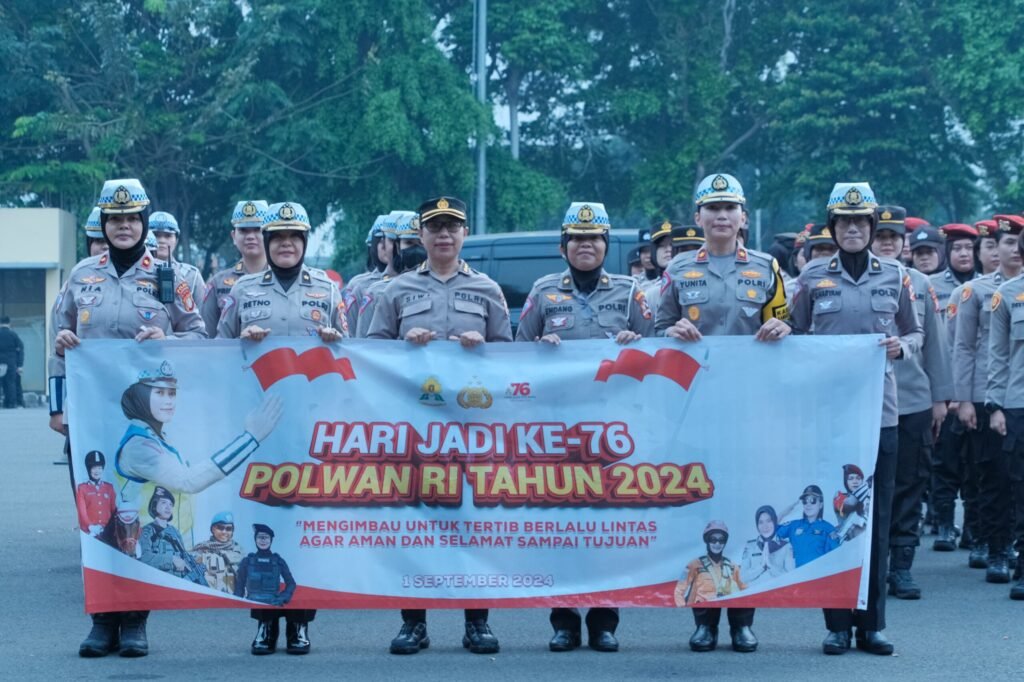 Portal Berita Indonesia dan Dunia Terkini Hari Ini, Update Harian Terbaru, Terlengkap, Tajam, Aktual dan Berimbang. Gabungan Polwan Mabes Polri Dan Polda Metro Gelar Aksi Simpatik Di HUT Ke-76 - Teropong Rakyat