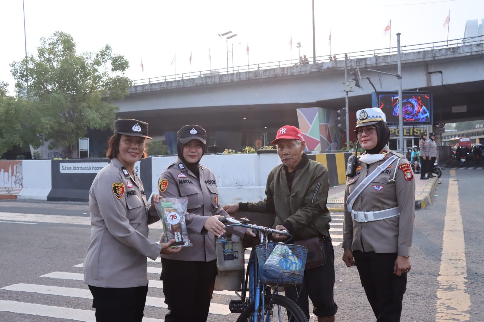 Gabungan Polwan Mabes Polri Dan Polda Metro Gelar Aksi Simpatik Di HUT Ke-76 - Teropongrakyat.co