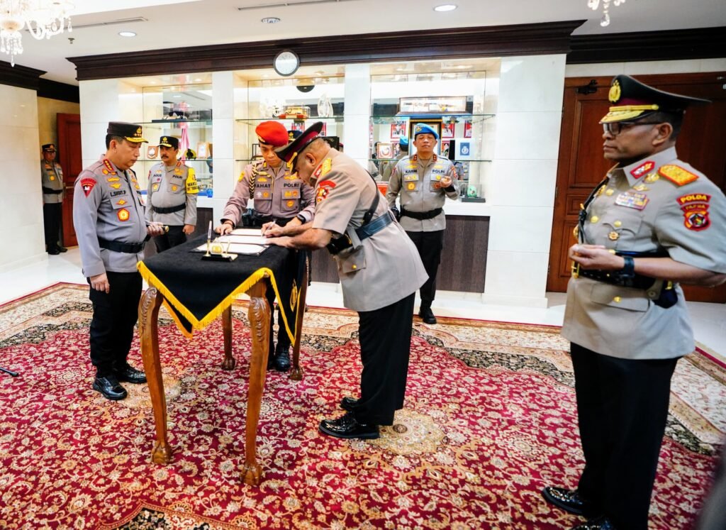 Portal Berita Indonesia dan Dunia Terkini Hari Ini, Update Harian Terbaru, Terlengkap, Tajam, Aktual dan Berimbang. Brigjen Patrige Renwarin Resmi Jabat Kapolda Papua - Teropong Rakyat