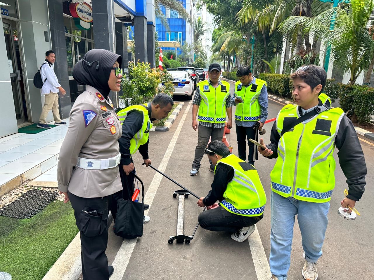 Ditlantas PMJ Lakukan Penyisiran Ranjau Paku, Amankan Perjalanan Pemimpin Gereja Katolik Dunia - Teropongrakyat.co