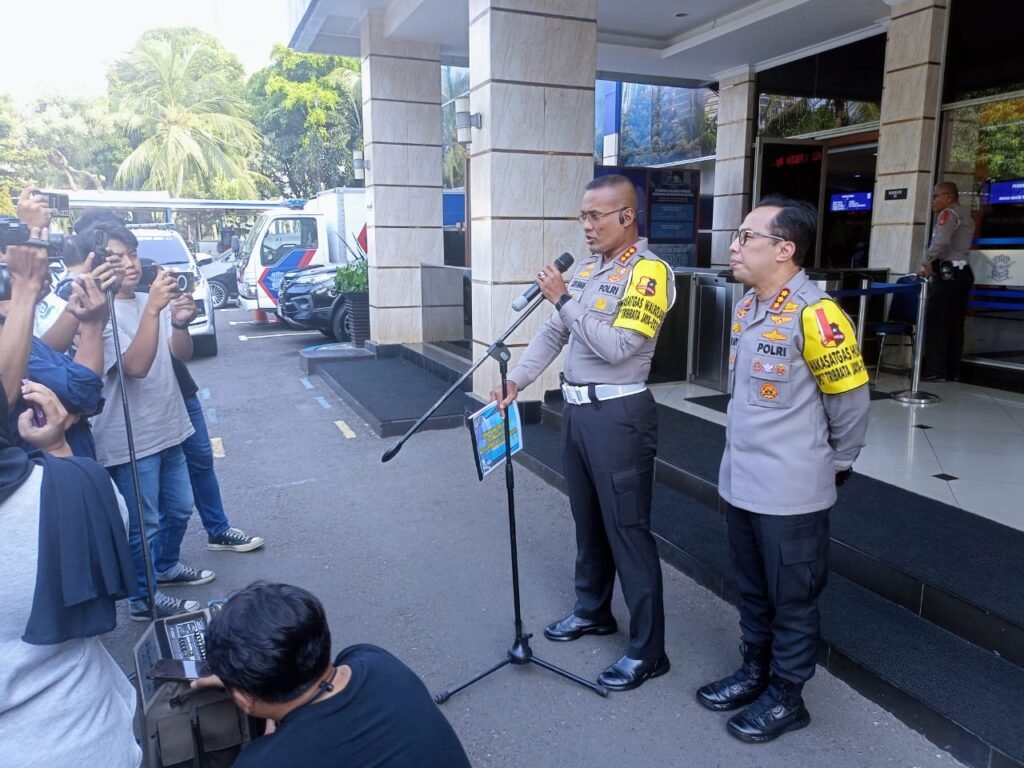 Portal Berita Indonesia dan Dunia Terkini Hari Ini, Update Harian Terbaru, Terlengkap, Tajam, Aktual dan Berimbang. 1400 Personil Ditlantas Polda Metro Jaya Dikerahkan untuk Pengamanan Rolakir Selama Kunjungan Paus Fransiskus - Teropong Rakyat