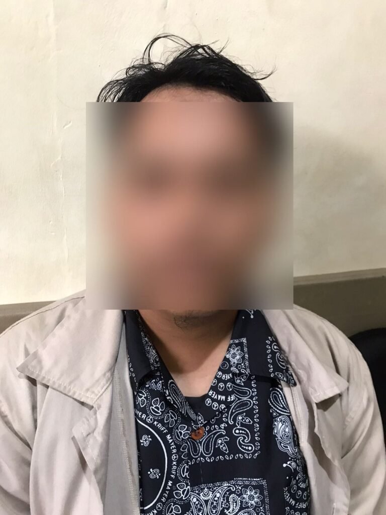Portal Berita Indonesia dan Dunia Terkini Hari Ini, Update Harian Terbaru, Terlengkap, Tajam, Aktual dan Berimbang. Curi 10 laptop milik sekolah, seorang staf diciduk Polisi - Teropong Rakyat