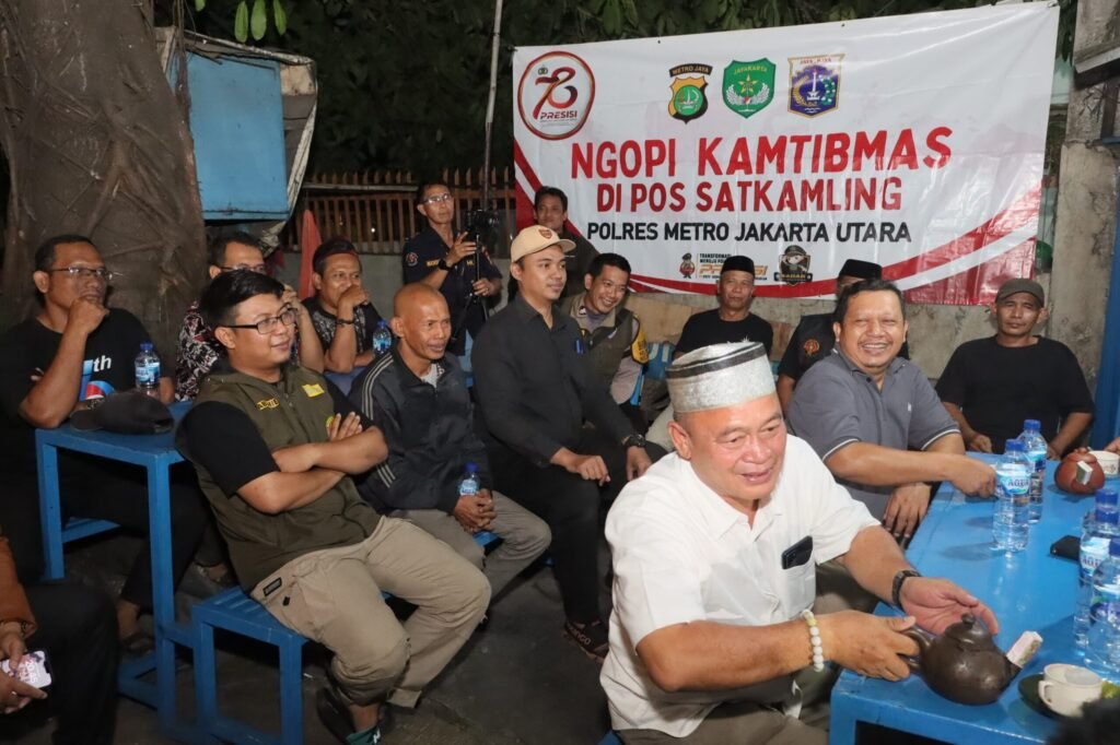 Portal Berita Indonesia dan Dunia Terkini Hari Ini, Update Harian Terbaru, Terlengkap, Tajam, Aktual dan Berimbang. Ngopi Kamtibmas di Penjaringan, Kapolres Ajak Warga Jaga Kekompakan - Teropong Rakyat