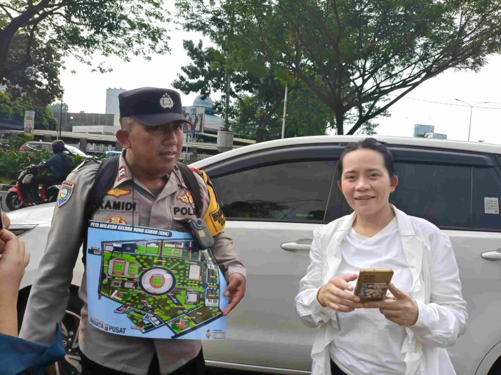 Bantu Jemaat Misa, Polisi Berkalung Denah Acara Berkeliling Di GBK - Teropong Rakyat