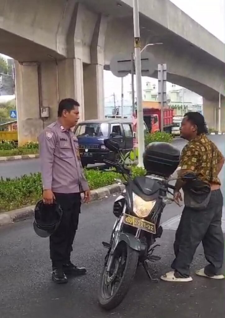 Portal Berita Indonesia dan Dunia Terkini Hari Ini, Update Harian Terbaru, Terlengkap, Tajam, Aktual dan Berimbang. Kapolri Beri Tiket Sekolah Bhabinkamtibmas Aiptu Agus yang Amankan Pria Bersajam di Jaktim - Teropong Rakyat