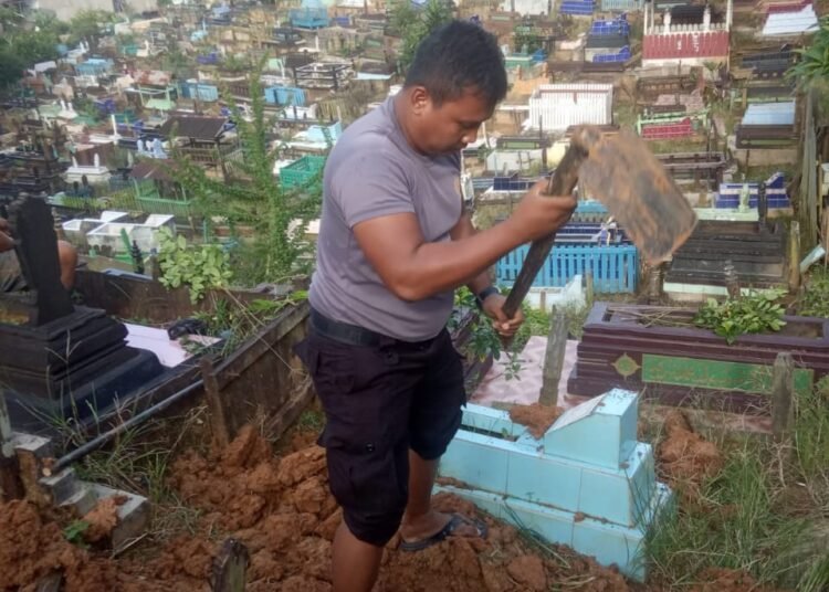 Kadivhumas Sampaikan Apresiasi Kapolri ke Anggota yang Jadi Penggali Kubur - TeropongRakyat.co