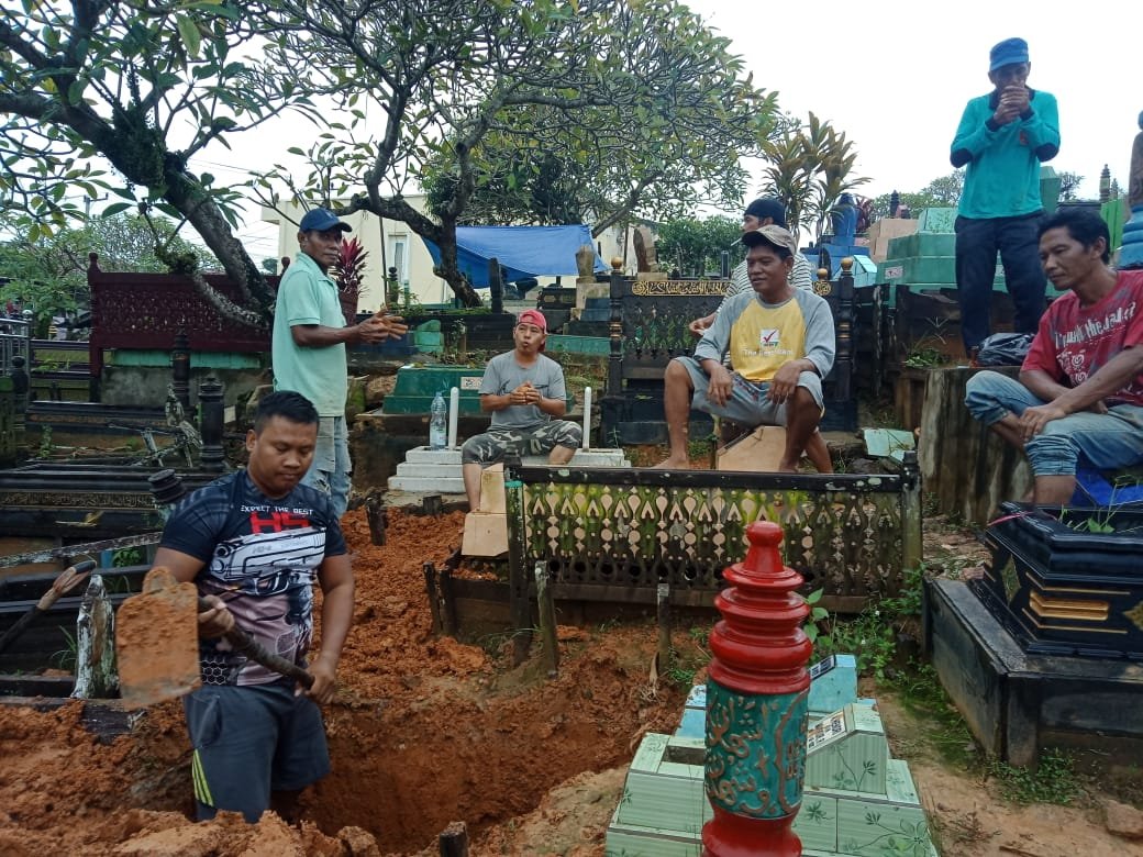 Kadivhumas Sampaikan Apresiasi Kapolri ke Anggota yang Jadi Penggali Kubur - TeropongRakyat.co