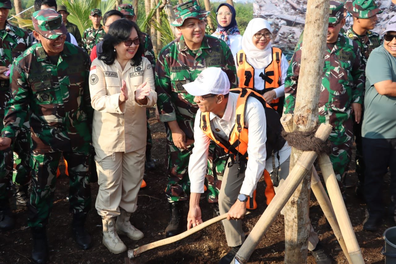 Acara pekan gerebek sampah & tanam pohon di area hutan mangrove Kaliadem Pelabuhan Muara Angke. - TeropongRakyat.co