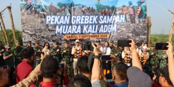 Acara pekan gerebek sampah & tanam pohon di area hutan mangrove Kaliadem Pelabuhan Muara Angke. - TeropongRakyat.co