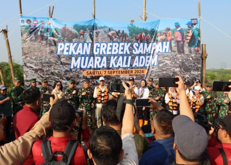 Acara pekan gerebek sampah & tanam pohon di area hutan mangrove Kaliadem Pelabuhan Muara Angke. - TeropongRakyat.co