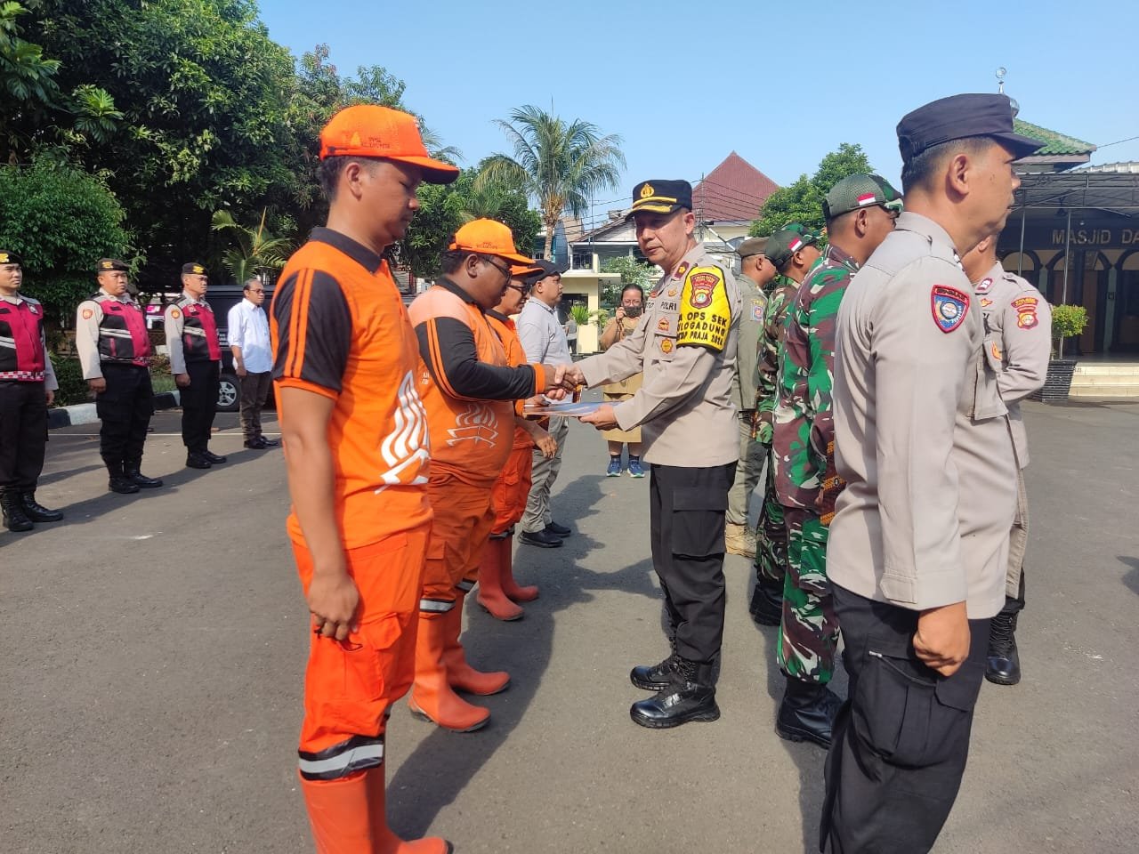 Kapolsek Pulogadung Ganjar Penghargaan kepada Anggota dan Mitra Kerja yang berhasil Tangkap Penjahat - Teropongrakyat.co