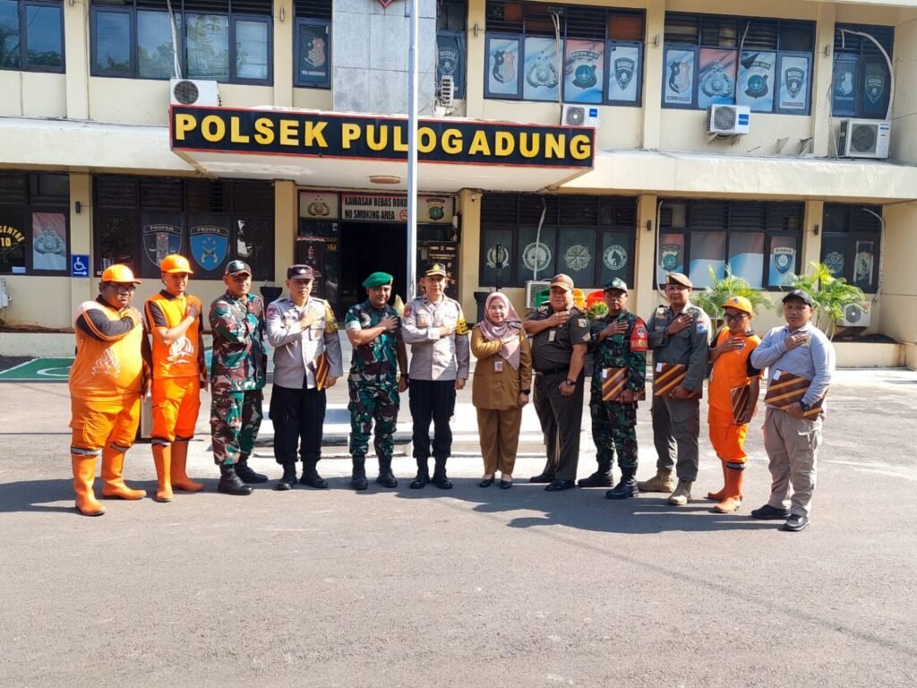 Portal Berita Indonesia dan Dunia Terkini Hari Ini, Update Harian Terbaru, Terlengkap, Tajam, Aktual dan Berimbang. Kapolsek Pulogadung Ganjar Penghargaan kepada Anggota dan Mitra Kerja yang berhasil Tangkap Penjahat - Teropong Rakyat