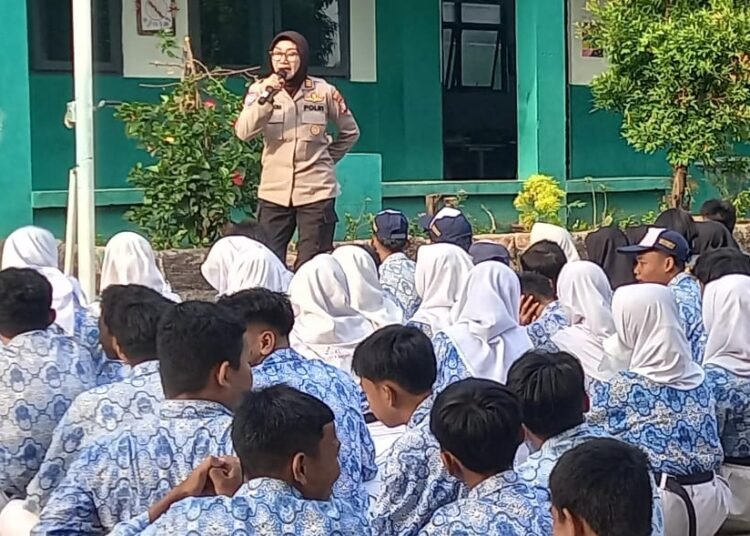 Polsek Rawalumbu Gelar Penyuluhan Anti-Narkoba Dan Pencegahan Kenakalan Remaja Di SMP Negeri 41 Bekasi - TeropongRakyat.co