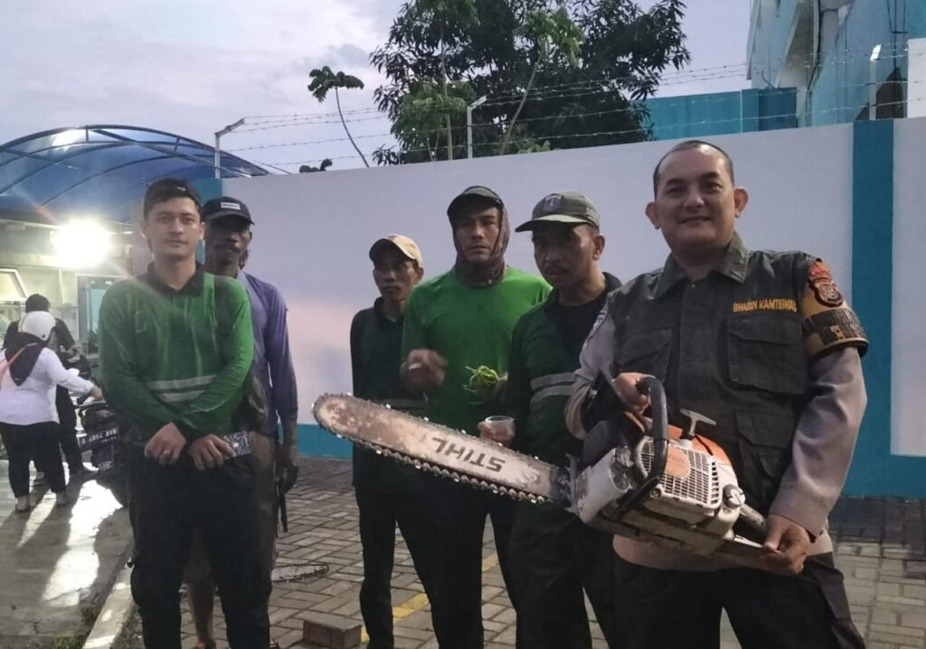 Portal Berita Indonesia dan Dunia Terkini Hari Ini, Update Harian Terbaru, Terlengkap, Tajam, Aktual dan Berimbang. Aiptu Roby Danan Respon Kejadian Pohon Kupa Gowok Tumbang di Pemukiman Warga - Teropong Rakyat