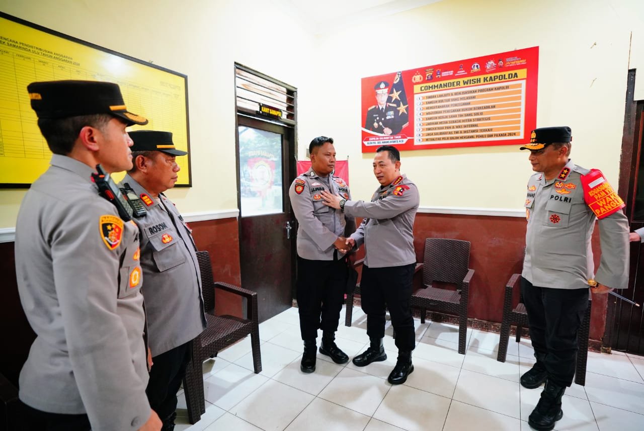 Temui Personel yang Jadi Penggali Kubur, Kapolri : Terus Menjadi Polisi Baik untuk Masyarakat - Teropongrakyat.co