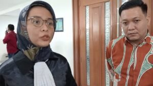 Sidang Perdana Kasus Pelanggaran ITE Dipadati Pendukung Terdakwa - Teropongrakyat.co