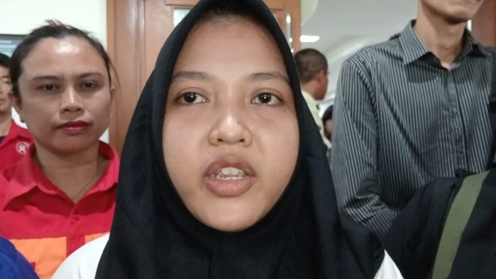 Portal Berita Indonesia dan Dunia Terkini Hari Ini, Update Harian Terbaru, Terlengkap, Tajam, Aktual dan Berimbang. Sidang Perdana Kasus Pelanggaran ITE Dipadati Pendukung Terdakwa - Teropong Rakyat