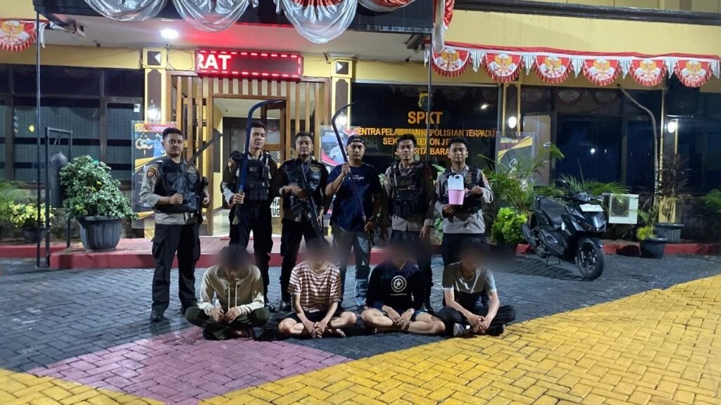 Tim Patroli Perintis Presisi Polres Metro Jakarta Barat Amankan 4 Remaja Di TPU Sukabumi Selatan, Sajam Hingga Air Keras Di Sita - Teropong Rakyat