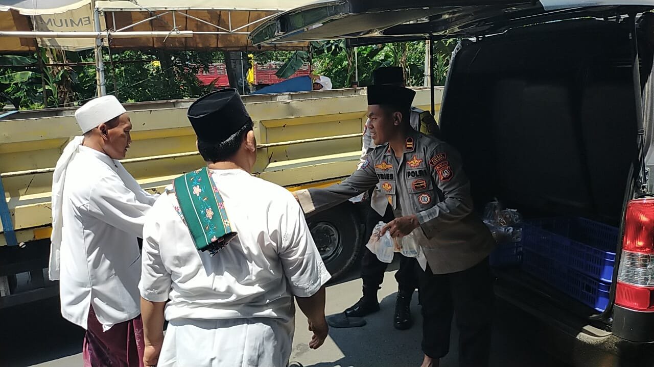 Berkah sholat Jumat, Polisi bagikan makanan gratis kepada jemaah - Teropongrakyat.co