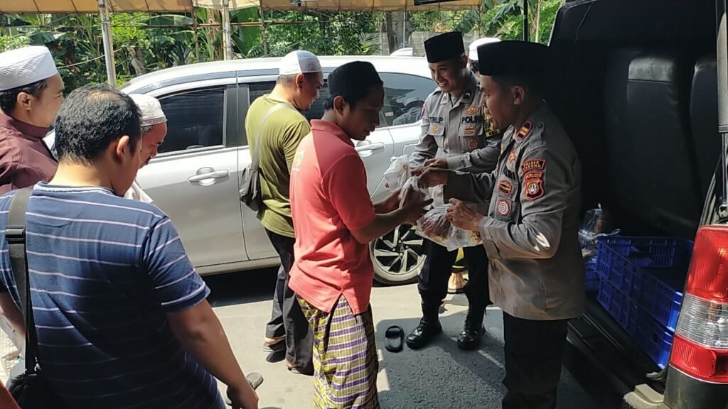 Berkah sholat Jumat, Polisi bagikan makanan gratis kepada jemaah - Teropong Rakyat