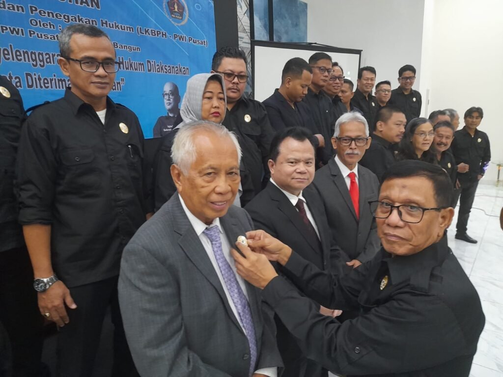 Portal Berita Indonesia dan Dunia Terkini Hari Ini, Update Harian Terbaru, Terlengkap, Tajam, Aktual dan Berimbang. Ketua Umum PWI Pusat Kukuhkan LKBPH PWI Pusat: Kita Bantu dan Bela Wartawan untuk Tegakkan Kemerdekaan Pers - Teropong Rakyat