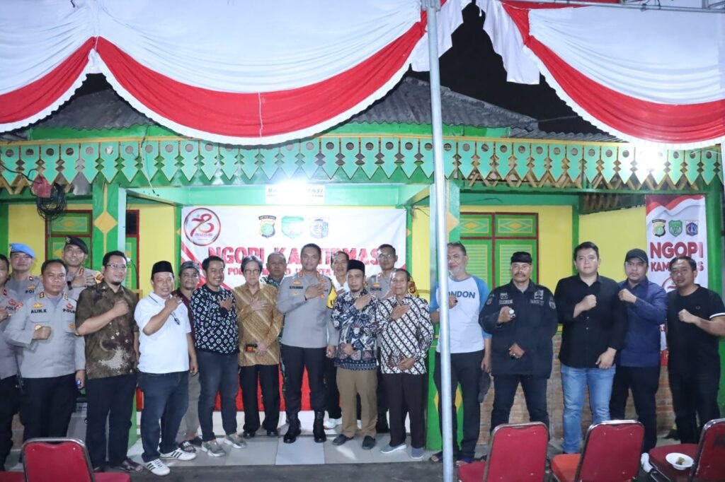 Ngopi Bareng Warga Rw 10 Meruya Utara, Kapolres Jakarta Barat Ajak Jaga Keamanan Menjelang Pilkada - Teropong Rakyat