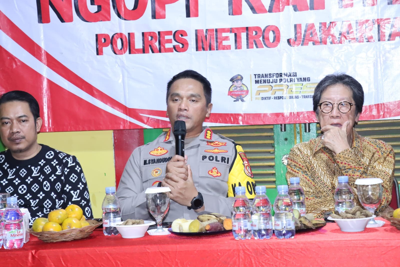 Ngopi Bareng Warga Rw 10 Meruya Utara, Kapolres Jakarta Barat Ajak Jaga Keamanan Menjelang Pilkada - Teropongrakyat.co