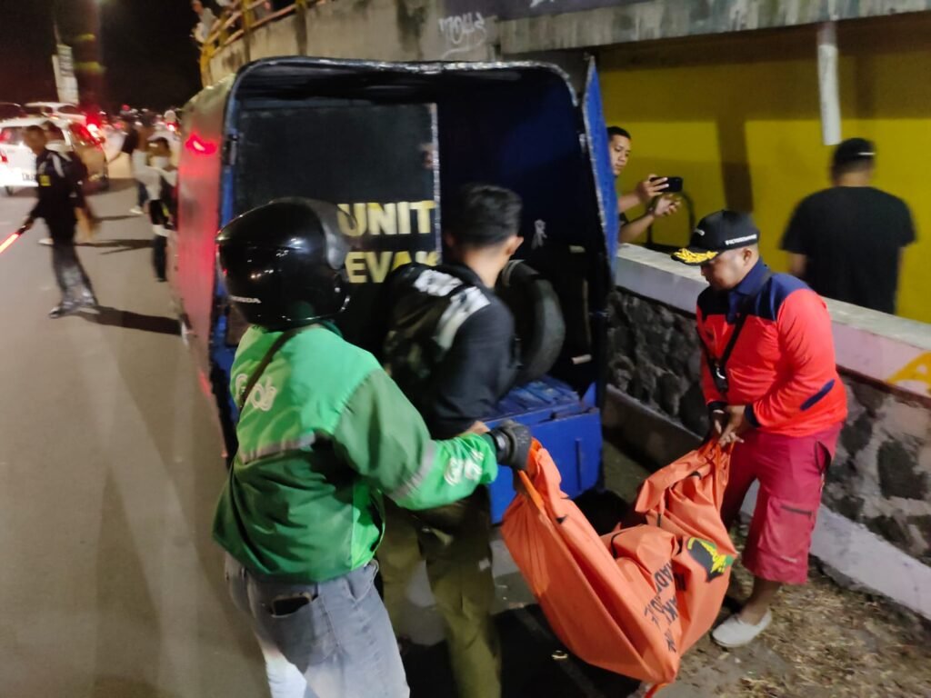 Tunawisma Ditemukan Meninggal Dunia di Kolong Jembatan Sungai Kemang Pratama Bekasi - Teropong Rakyat