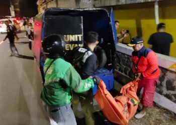 Tunawisma Ditemukan Meninggal Dunia di Kolong Jembatan Sungai Kemang Pratama Bekasi - TeropongRakyat.co