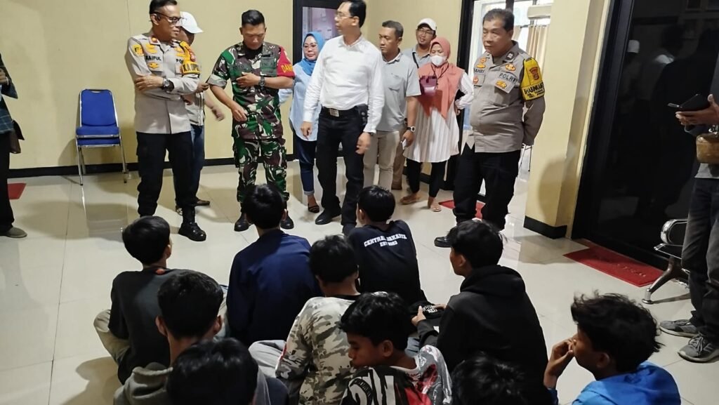 Portal Berita Indonesia dan Dunia Terkini Hari Ini, Update Harian Terbaru, Terlengkap, Tajam, Aktual dan Berimbang. Hendak Tawuran, Polsek Johar Baru Amankan Pelajar di Sejumlah Titik di Wilayah Johar Baru - Teropong Rakyat