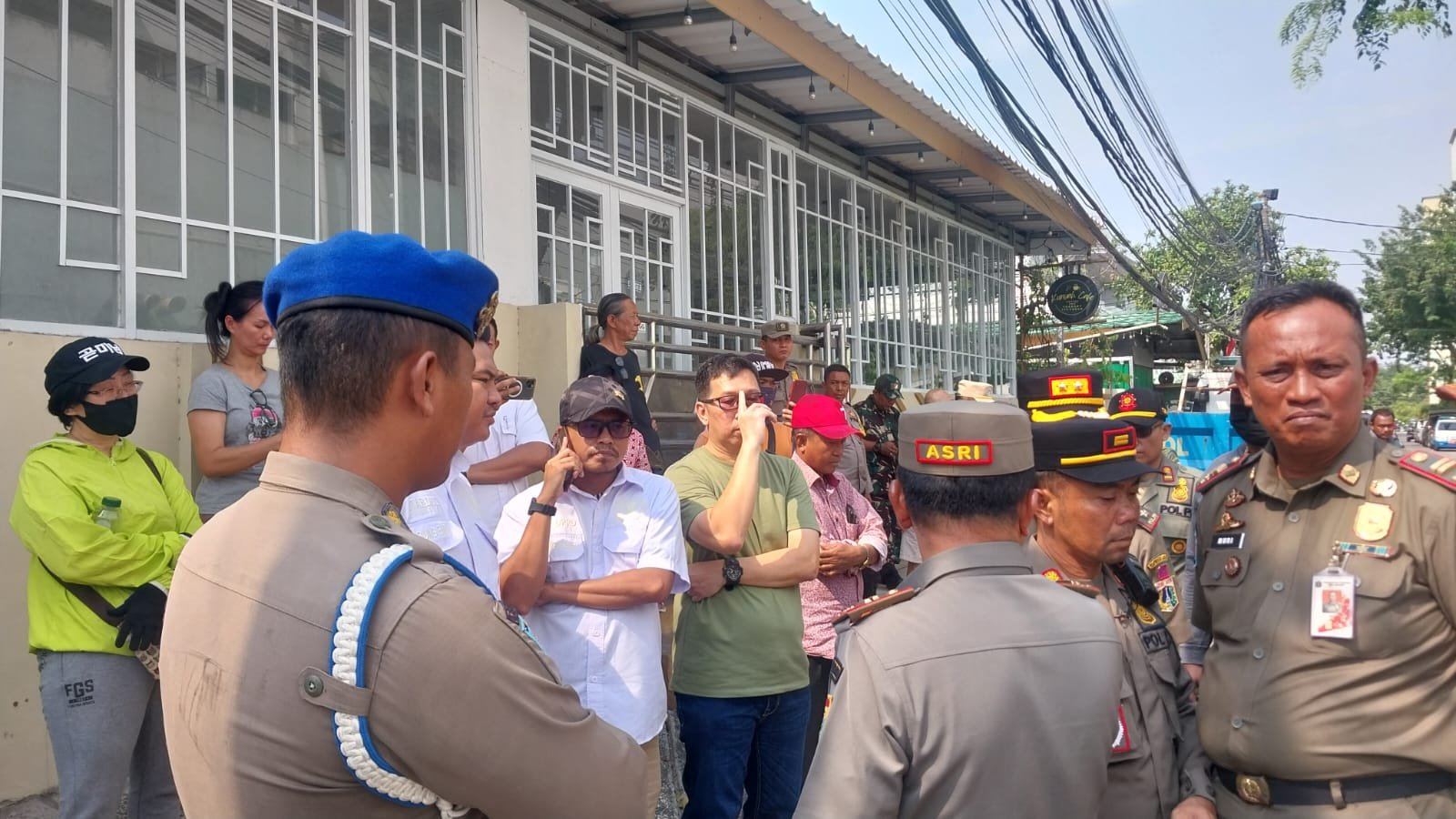 Satpol PP Jakut Terima Bongkar Pagar Gratis. Bangun Liar Jadi Lahan Basah - TeropongRakyat.co