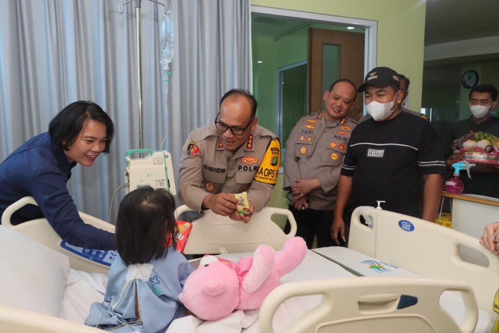 Portal Berita Indonesia dan Dunia Terkini Hari Ini, Update Harian Terbaru, Terlengkap, Tajam, Aktual dan Berimbang. Kapolres Jakut Jenguk Anak Korban Penyiksaan Ibu Tiri di RS Koja - Teropong Rakyat
