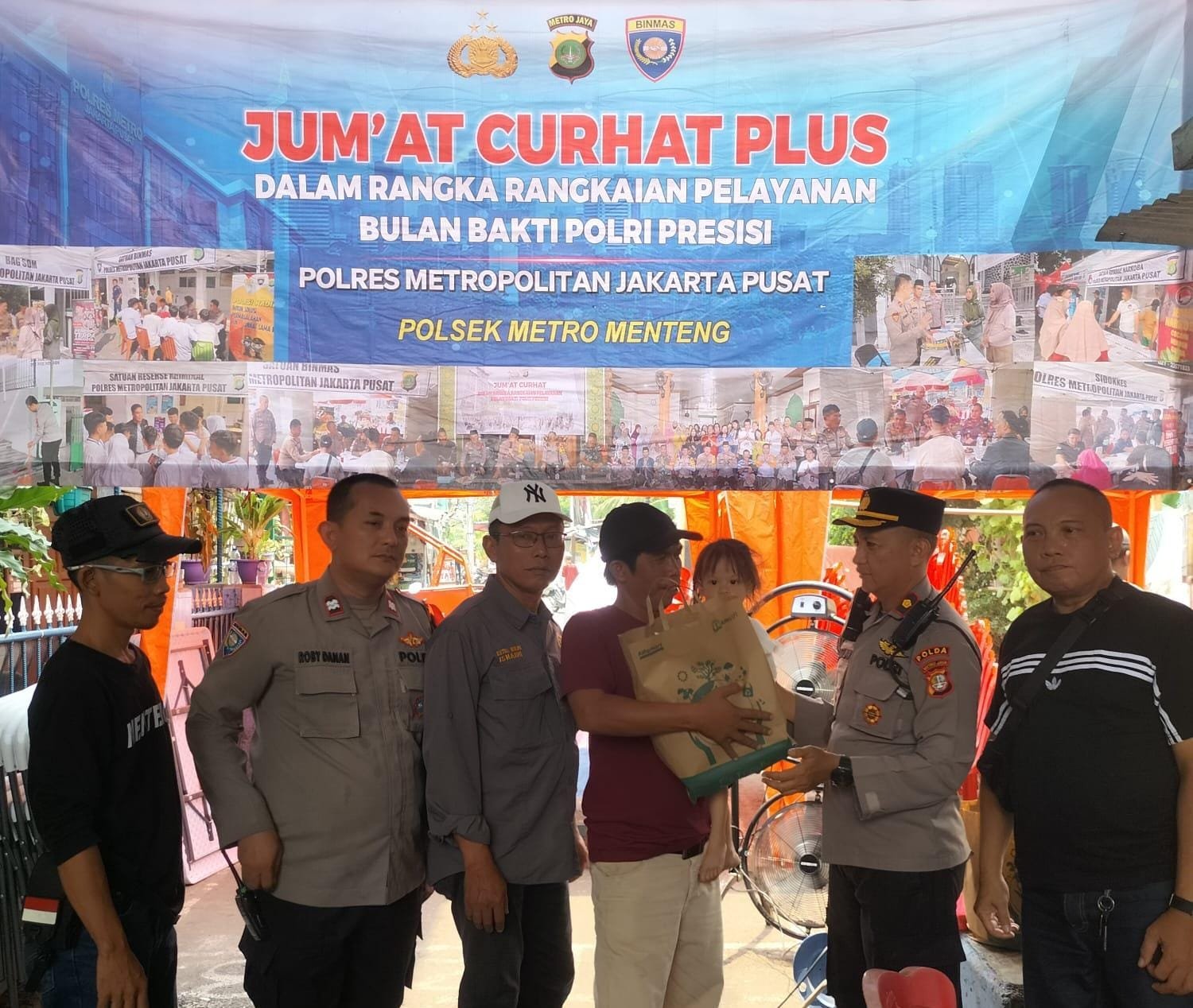 Jum’at Curhat Plus Kapolres Metro Jakarta Pusat Dalam Rangka Rangkaian Pelayanan Bulan Bakti Polri Presisi Bersama Warga di RW 01 Kelurahan Menteng Tenggulun - TeropongRakyat.co