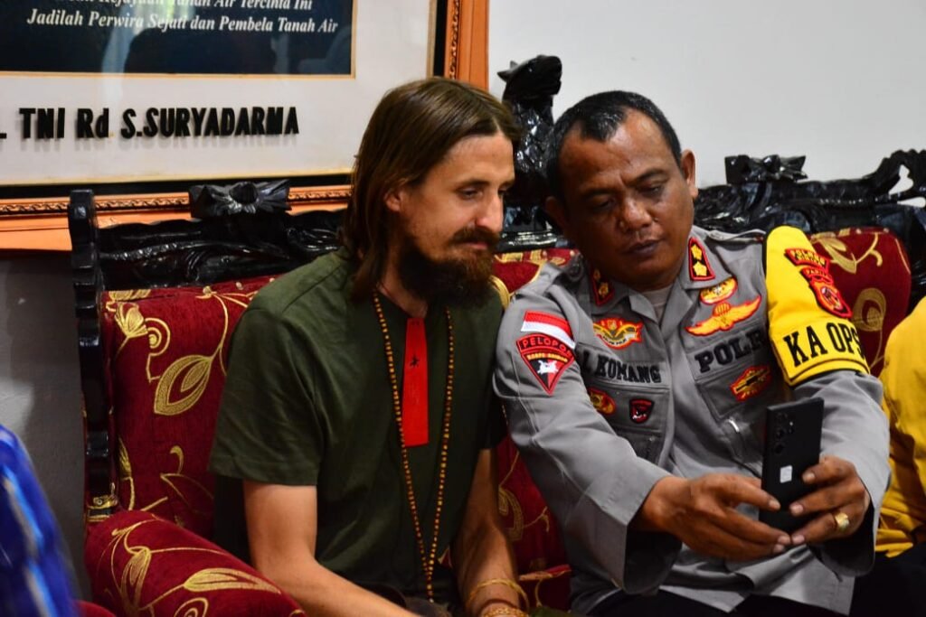 Portal Berita Indonesia dan Dunia Terkini Hari Ini, Update Harian Terbaru, Terlengkap, Tajam, Aktual dan Berimbang. Pendekatan Soft Approach oleh Pemerintah Republik Indonesia berhasil, Pilot Philip akhirnya dibebaskan - Teropong Rakyat