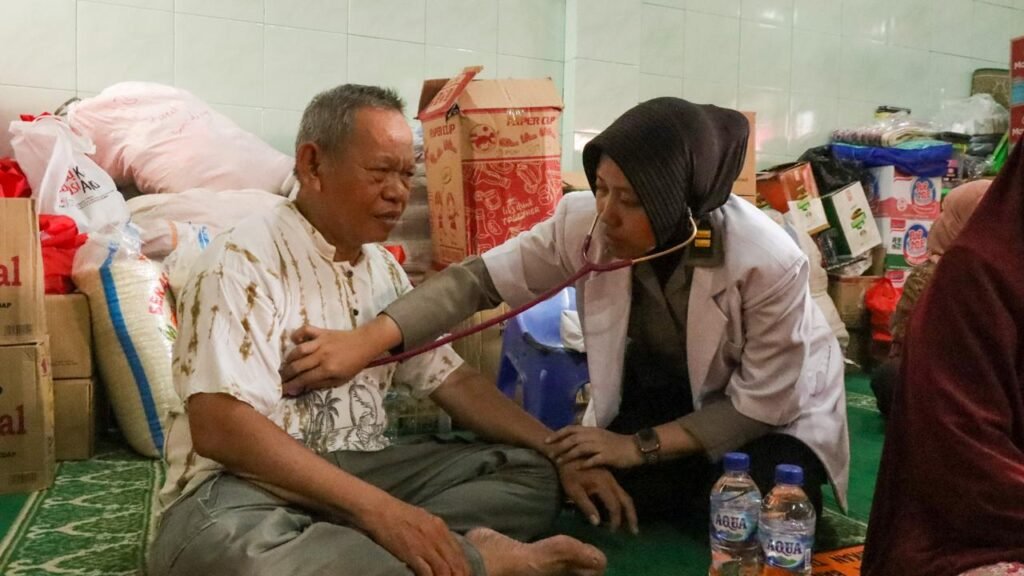 Tim Dokkes Polres Metro Jaktim berikan pelayanan kesehatan kepada korban kebakaran di Pulogadung - Teropong Rakyat