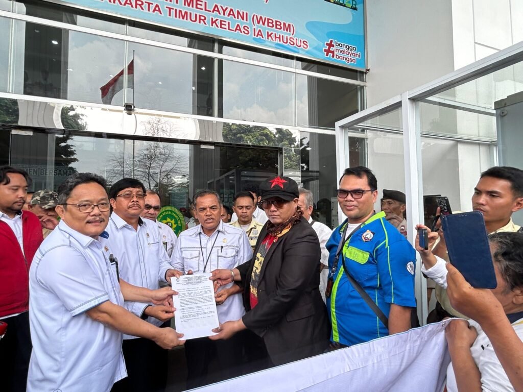 Portal Berita Indonesia dan Dunia Terkini Hari Ini, Update Harian Terbaru, Terlengkap, Tajam, Aktual dan Berimbang. Ricardo, S.H. Pimpin Aksi Demo Tuntut PN Jaktim Cabut Eksekusi Tanah di Kayu Putih - Teropong Rakyat