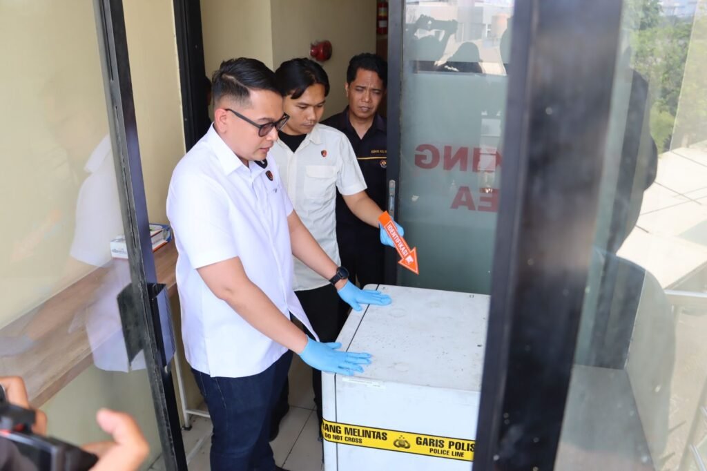 Portal Berita Indonesia dan Dunia Terkini Hari Ini, Update Harian Terbaru, Terlengkap, Tajam, Aktual dan Berimbang. Tiga Tersangka Pencuri Komponen Tower BTS di Tangkap - Teropong Rakyat