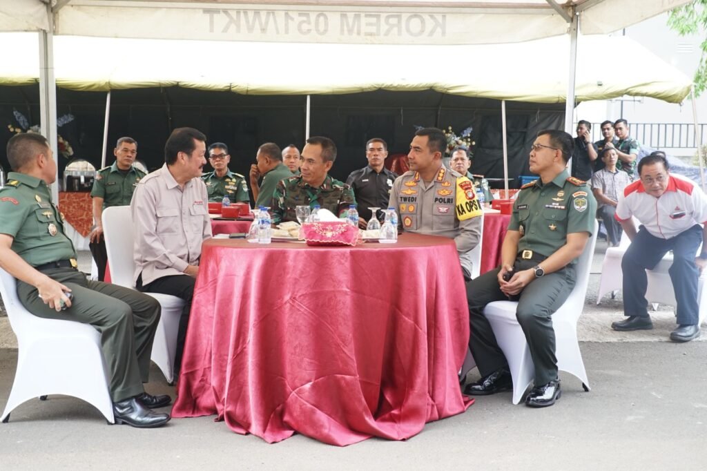 Portal Berita Indonesia dan Dunia Terkini Hari Ini, Update Harian Terbaru, Terlengkap, Tajam, Aktual dan Berimbang. Perkuat Persaudaraan, Kapolres Metro Bekasi Hadiri Bakti Sosial dalam Rangka HUT TNI ke-79 dan Dexa ke-55 - Teropong Rakyat