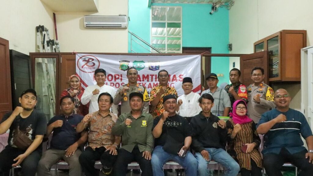 Portal Berita Indonesia dan Dunia Terkini Hari Ini, Update Harian Terbaru, Terlengkap, Tajam, Aktual dan Berimbang. Jumat curhat Kapolres Metro Jaktim ajak warga ciptakan situasi kondusif jelang Pilkada - Teropong Rakyat