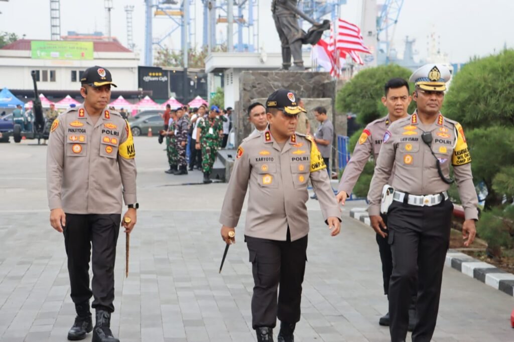 Portal Berita Indonesia dan Dunia Terkini Hari Ini, Update Harian Terbaru, Terlengkap, Tajam, Aktual dan Berimbang. Kapolres Pelabuhan Tanjung Priok Pimpin Pengamanan Kunjungan Kerja Presiden dan Wakil Presiden - Teropong Rakyat