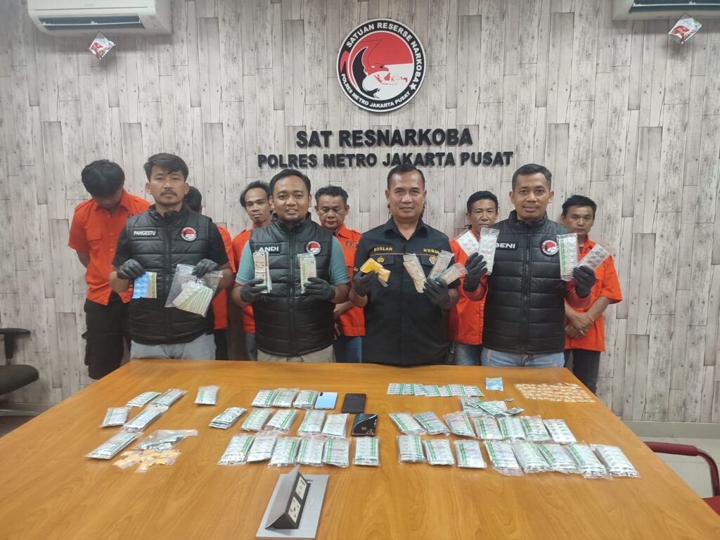 Portal Berita Indonesia dan Dunia Terkini Hari Ini, Update Harian Terbaru, Terlengkap, Tajam, Aktual dan Berimbang. Polres Metro Jakarta Pusat Gencarkan Operasi Tangkap Tangan Pengedar dan Penjual Jalanan Obat Keras Berbahaya Secara Masif di Tanah Abang dan Sekitarnya - Teropong Rakyat