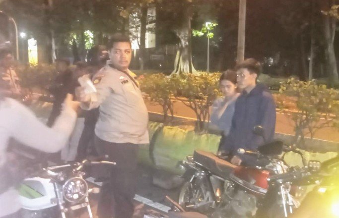 Tim Patroli Perintis Polres Metro Jakarta Pusat Bubarkan Aksi Balap Liar di Area Kemayoran - Teropongrakyat.co