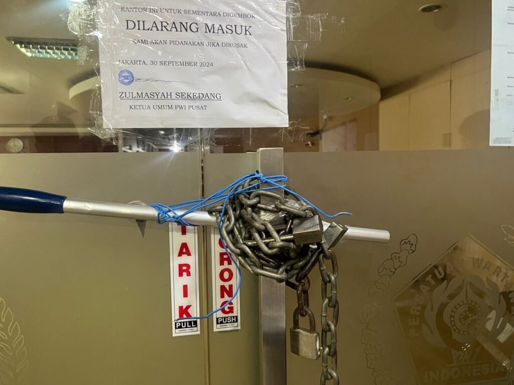 Portal Berita Indonesia dan Dunia Terkini Hari Ini, Update Harian Terbaru, Terlengkap, Tajam, Aktual dan Berimbang. Maling Teriak Maling. Zulmansyah Sekedang Suruh Preman Gembok Kantor PWI. - Teropong Rakyat