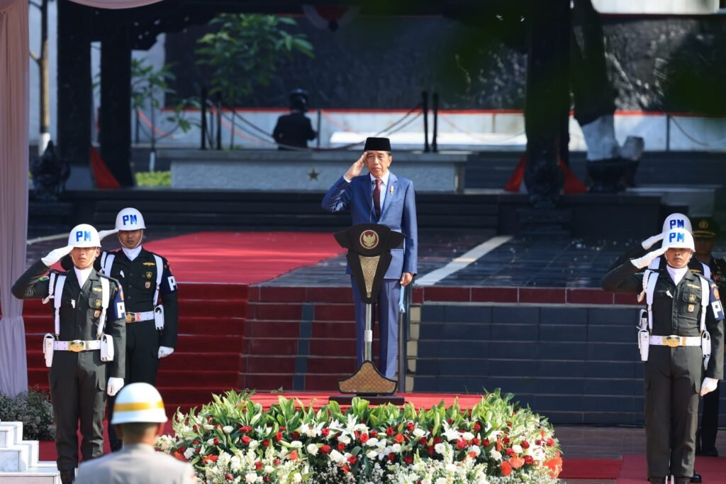 Portal Berita Indonesia dan Dunia Terkini Hari Ini, Update Harian Terbaru, Terlengkap, Tajam, Aktual dan Berimbang. Presiden Jokowi Pimpin Upacara Hari Kesaktian Pancasila di Lubang Buaya, Kapolri Turut Mendampingi - Teropong Rakyat