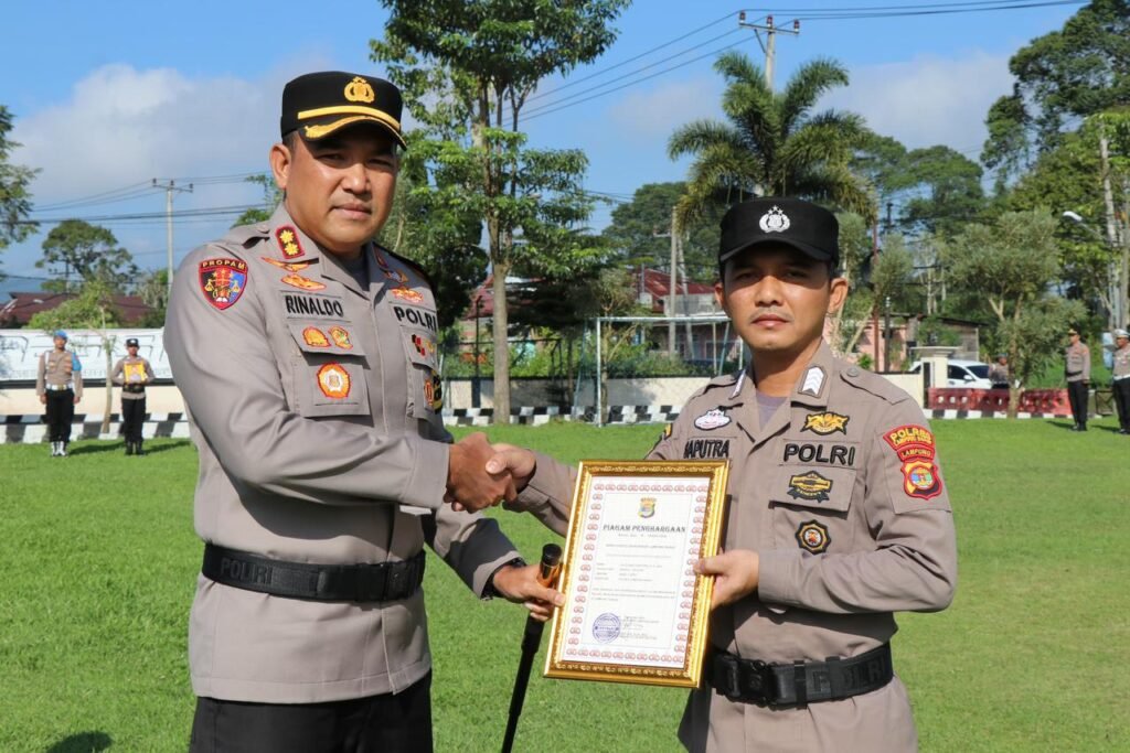 Portal Berita Indonesia dan Dunia Terkini Hari Ini, Update Harian Terbaru, Terlengkap, Tajam, Aktual dan Berimbang. Tangkap Pelaku Curanmor Saat Lepas Dinas, Personel Polda Lampung Dapat Hadiah Sekolah Inspektur Polisi dari Kapolri - Teropong Rakyat