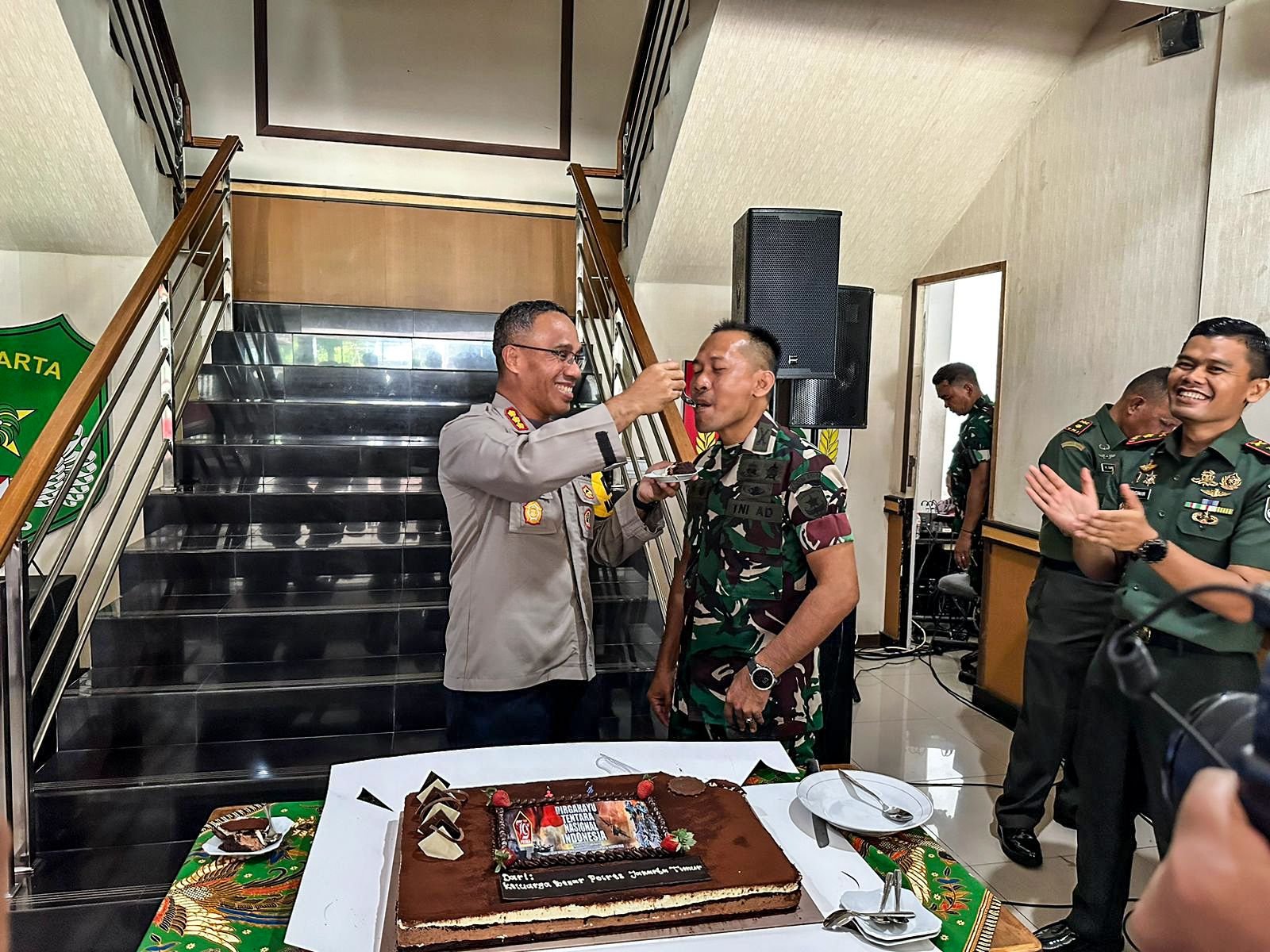 Kapolres Metro Jakarta Timur Berikan Surprise Ke Kodim 0505/JT Pada HUT TNI Ke 79 - Teropongrakyat.co