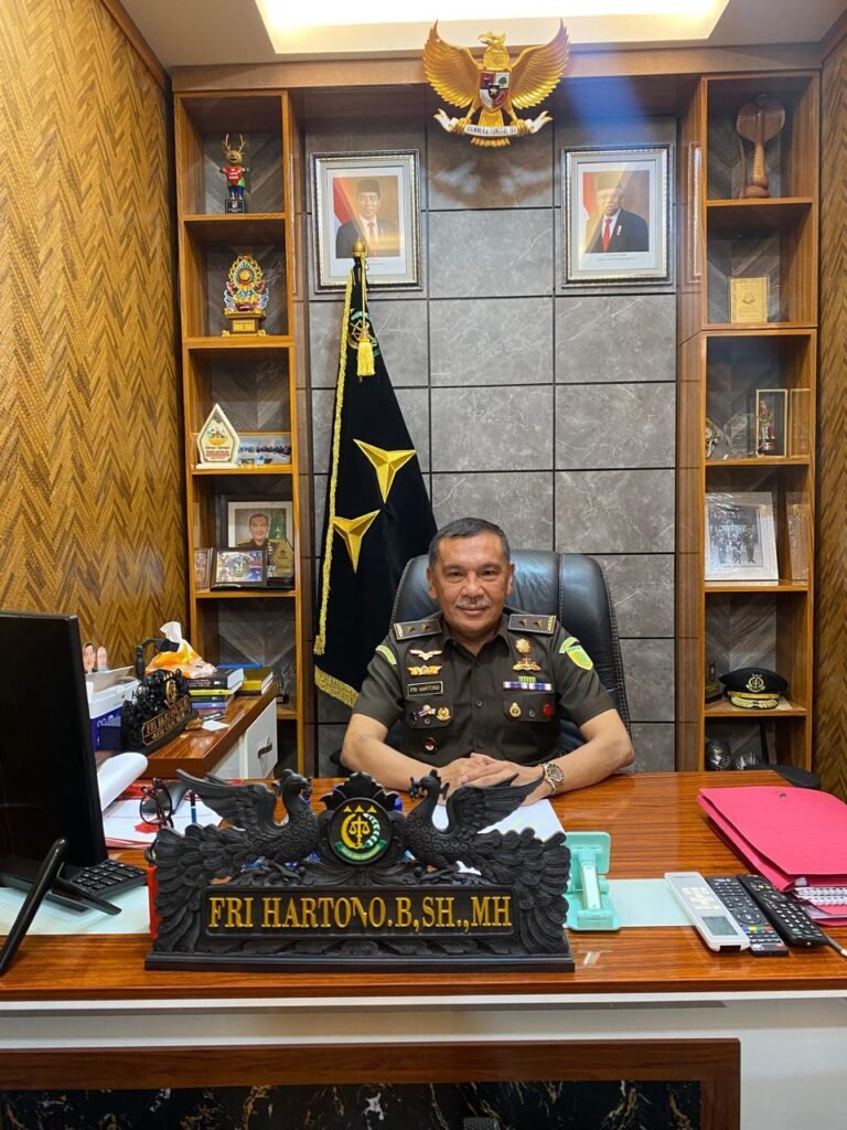 Portal Berita Indonesia dan Dunia Terkini Hari Ini, Update Harian Terbaru, Terlengkap, Tajam, Aktual dan Berimbang. Dr. Fri Hartono, S.H.,M.H : Berharap Pilkada Sumsel 2024 Damai ,Aman dan Transparan - Teropong Rakyat